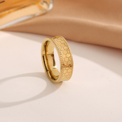龙鳞蜂巢钛钢戒指女波光粼粼时尚指环鱼鳞片18k金色可水洗不掉色