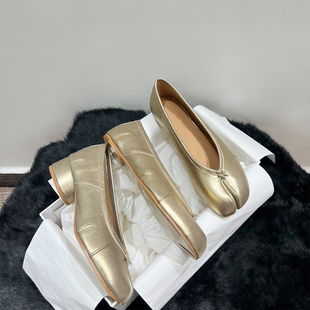 Din版分趾鞋女2026春新款真皮粗跟tabi猪蹄鞋复古鎏金褶皱中跟鞋