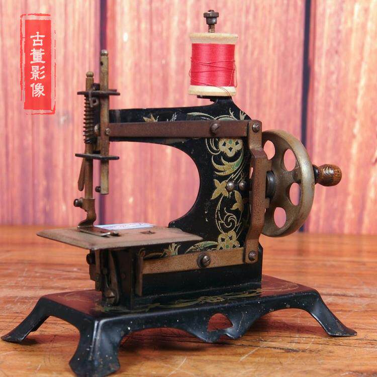 西洋文旅馆藏德国古董袖珍缝纫机铁皮玩具精美印花小型手摇缝纫机
