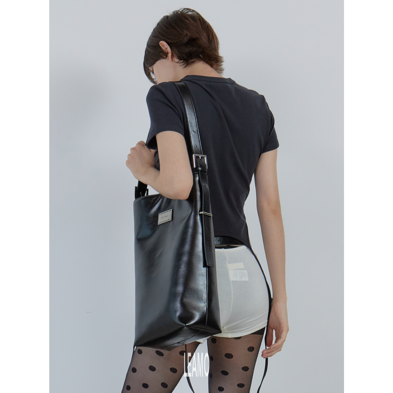 LEAMO油蜡质感宽肩带长筒水桶包