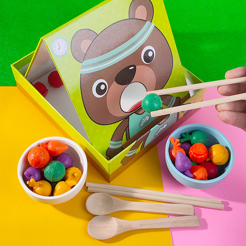 儿童扮演喂食游戏蒙氏夹筷子锻炼