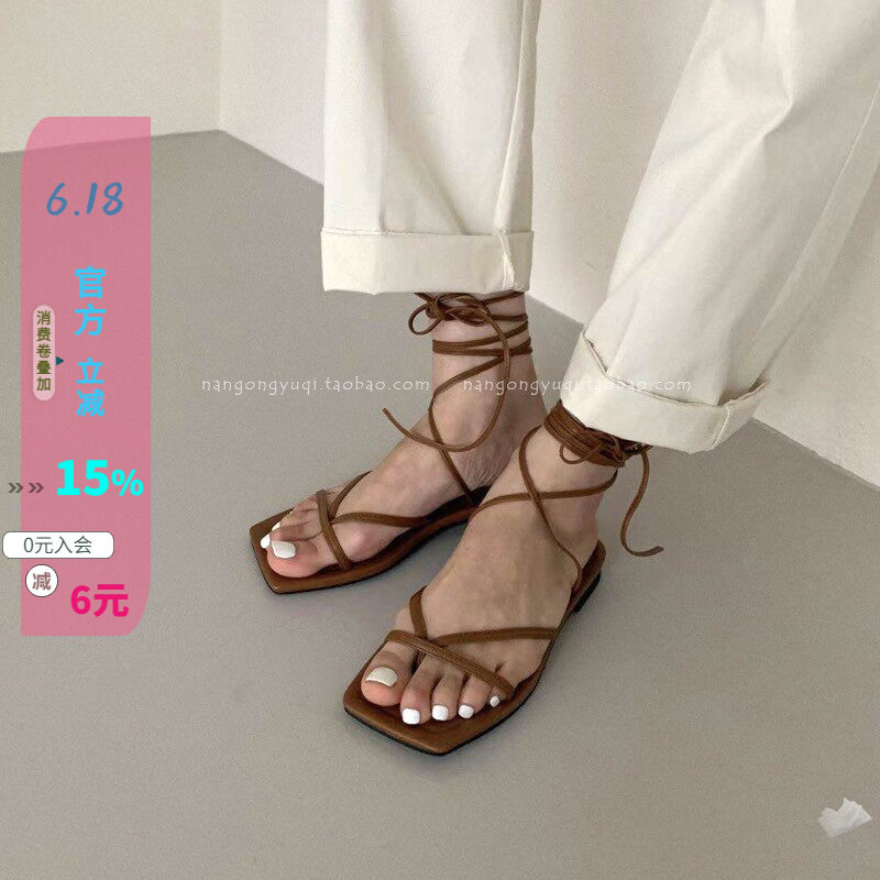 交叉绑带夹脚方头平底罗马凉鞋