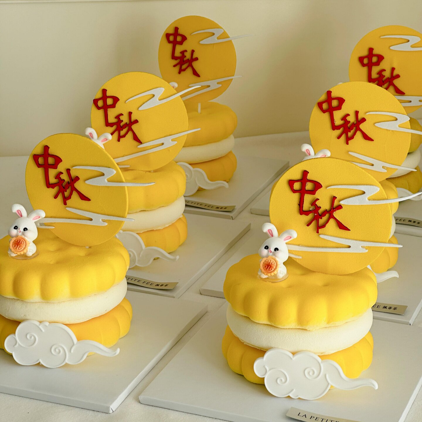 2026中秋节emoji抱月饼小兔子蛋糕装饰摆件月亮中秋祥云甜品配件