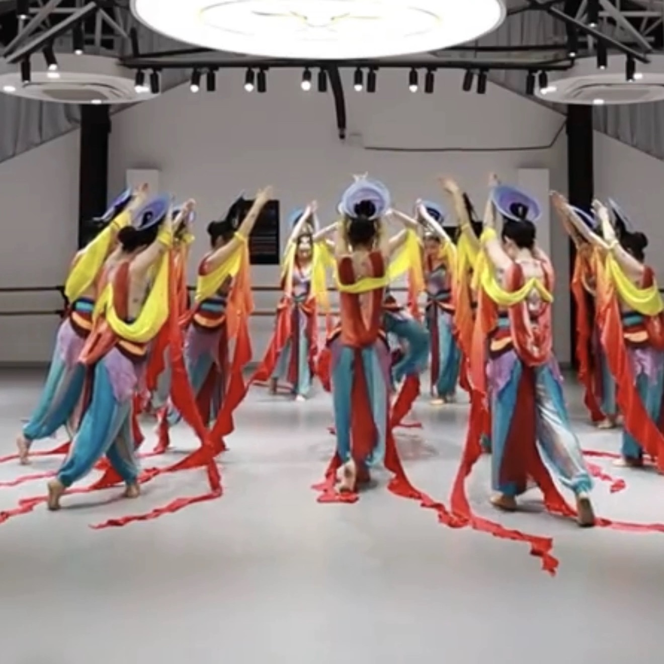 敦煌舞蹈演出表演丝带长绸飘带