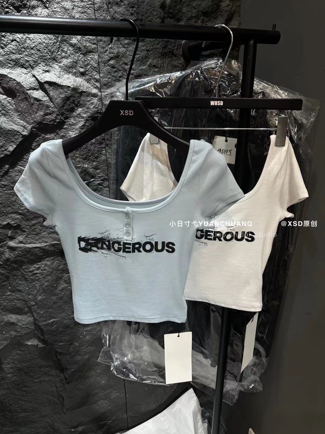 2026夏季新款韩版性感显瘦露锁骨设计感辣妹上衣字母印花短袖T恤