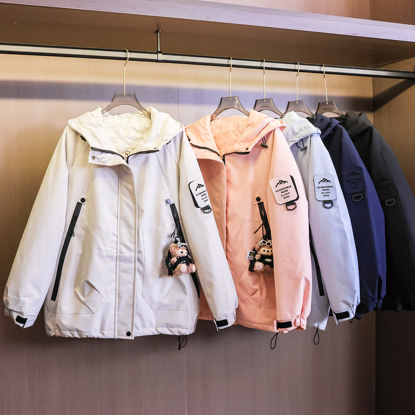 旅游徒步登山服外套女长袖冲锋衣