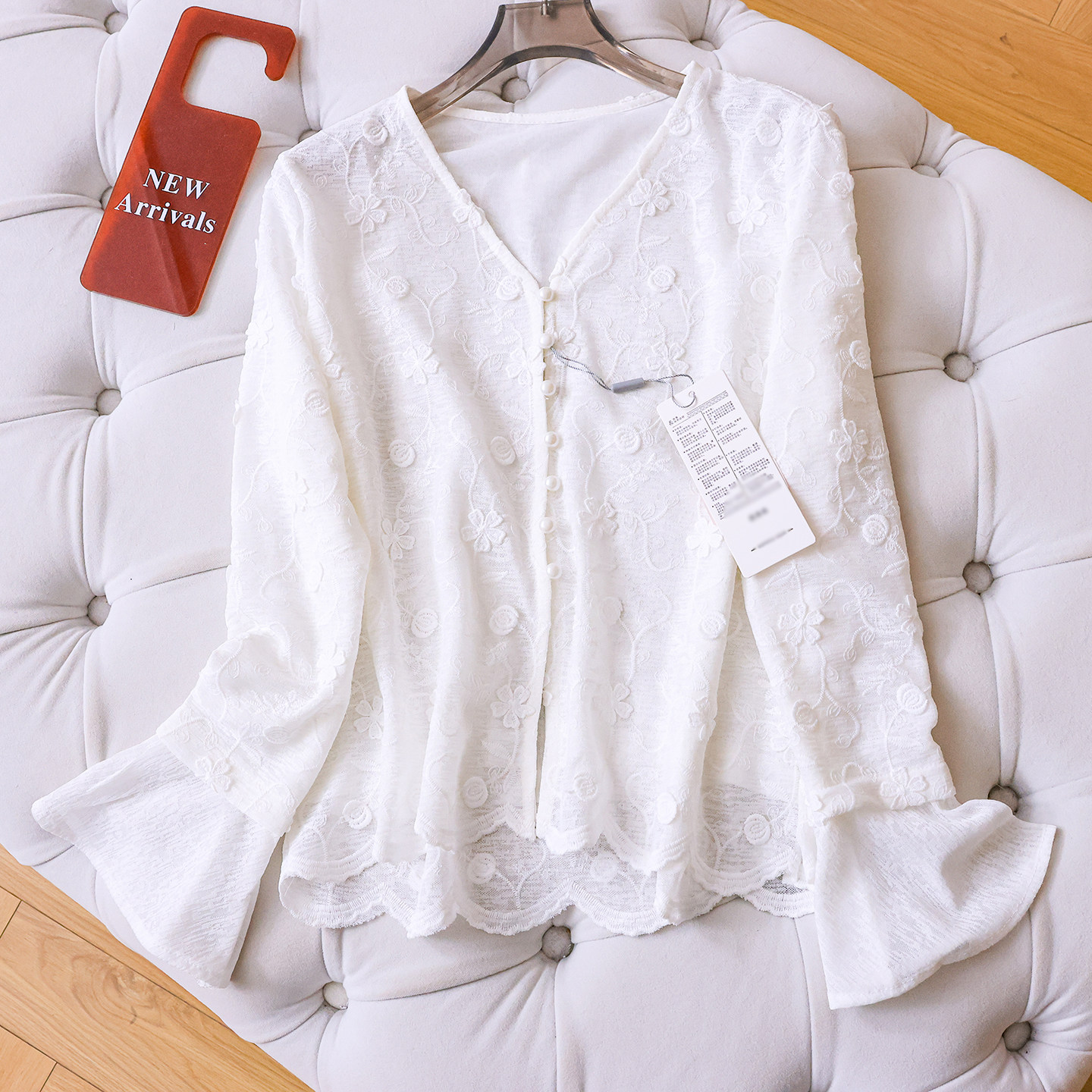 立体小花刺绣V领珍珠扣喇叭袖2026春新款长袖减龄雪纺衬衫女E390