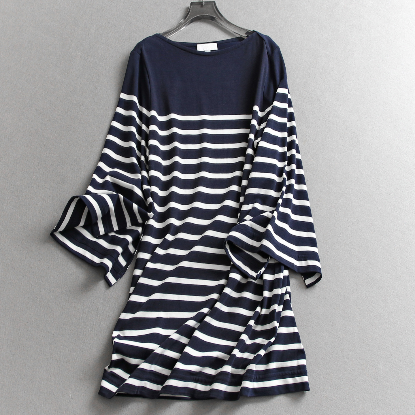 大圆领喇叭袖直筒T恤裙女连衣裙