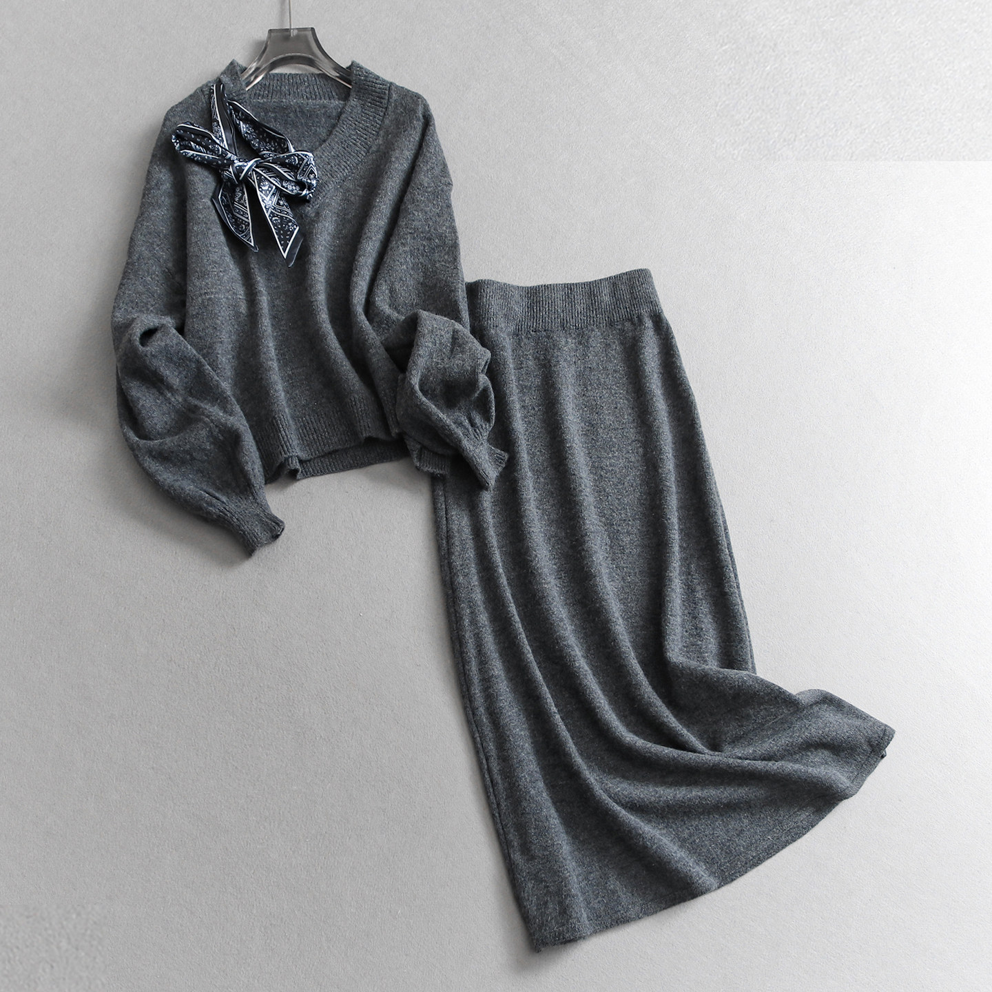 丝巾系带V领套头毛衣半身裙套装