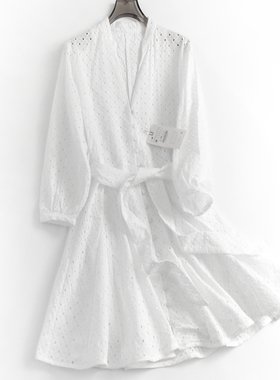 白色镂空刺绣系带收腰修身V领法式风长袖气质时髦女裙连衣裙S930