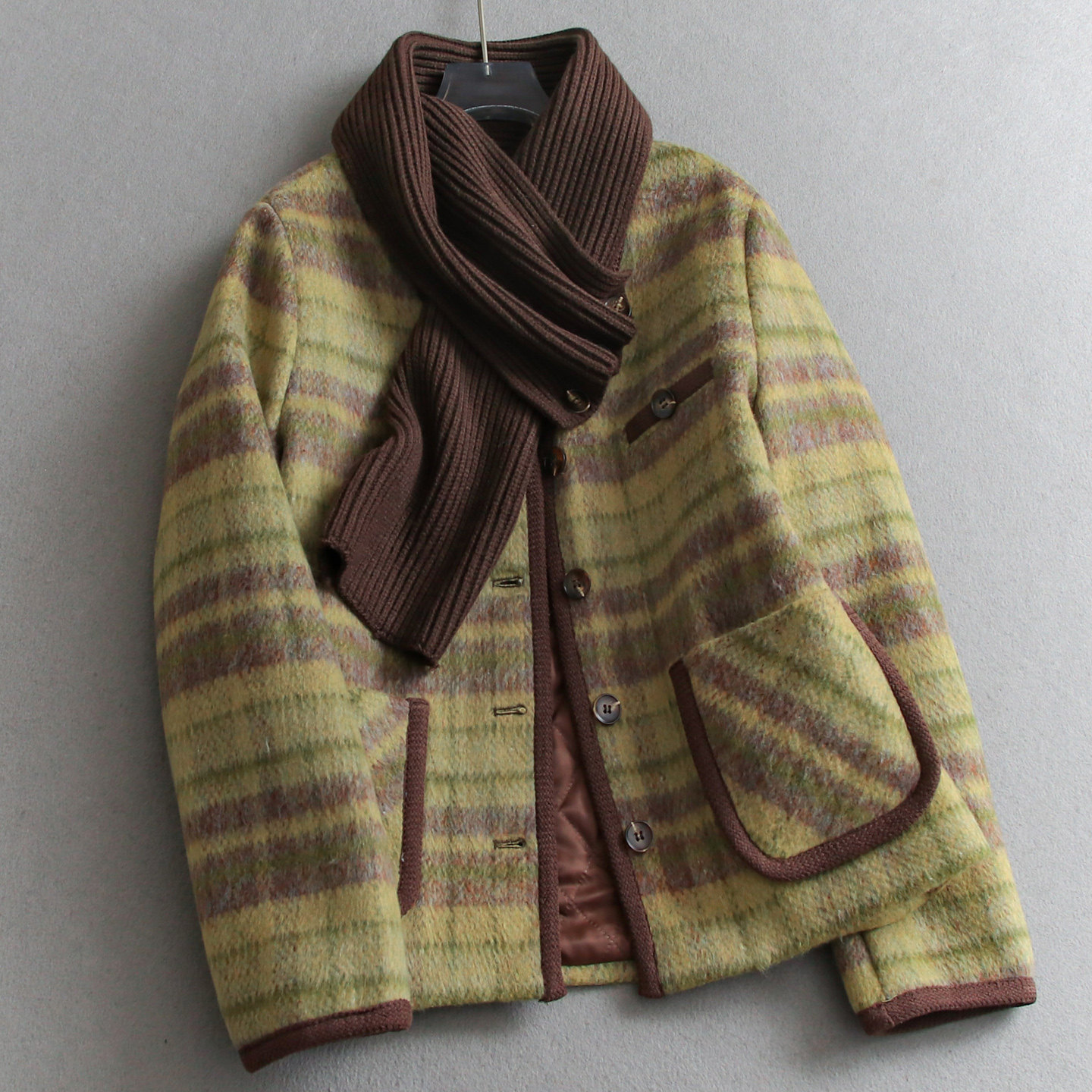 配围巾格纹V领夹棉加厚毛呢外套