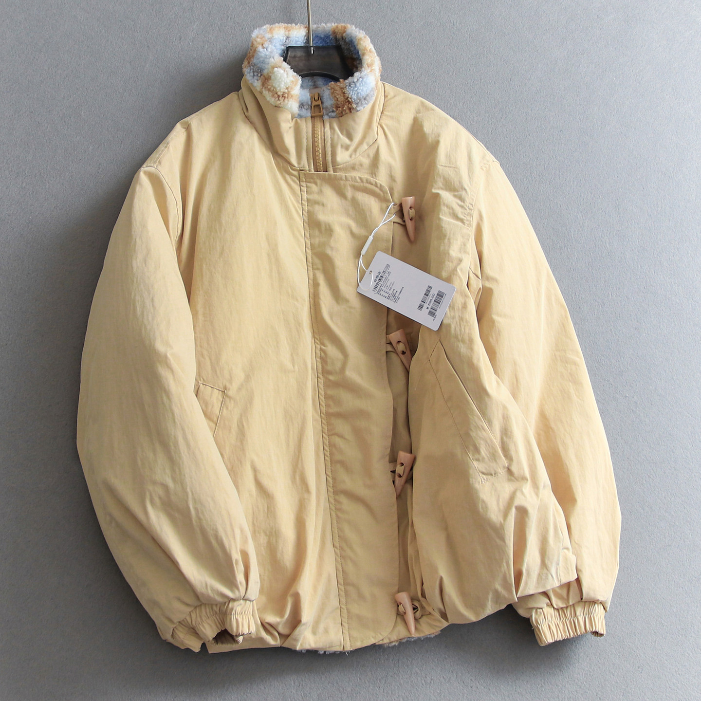 格纹羊羔绒拼接立领牛角扣棉衣女