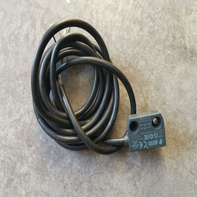 pizzato 皮扎特非接触开关，型号 SR