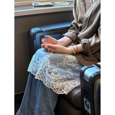 温柔慵懒风奶白蕾丝中长半身裙