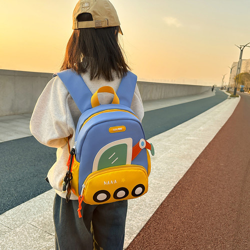挖掘机小男孩书包幼儿园