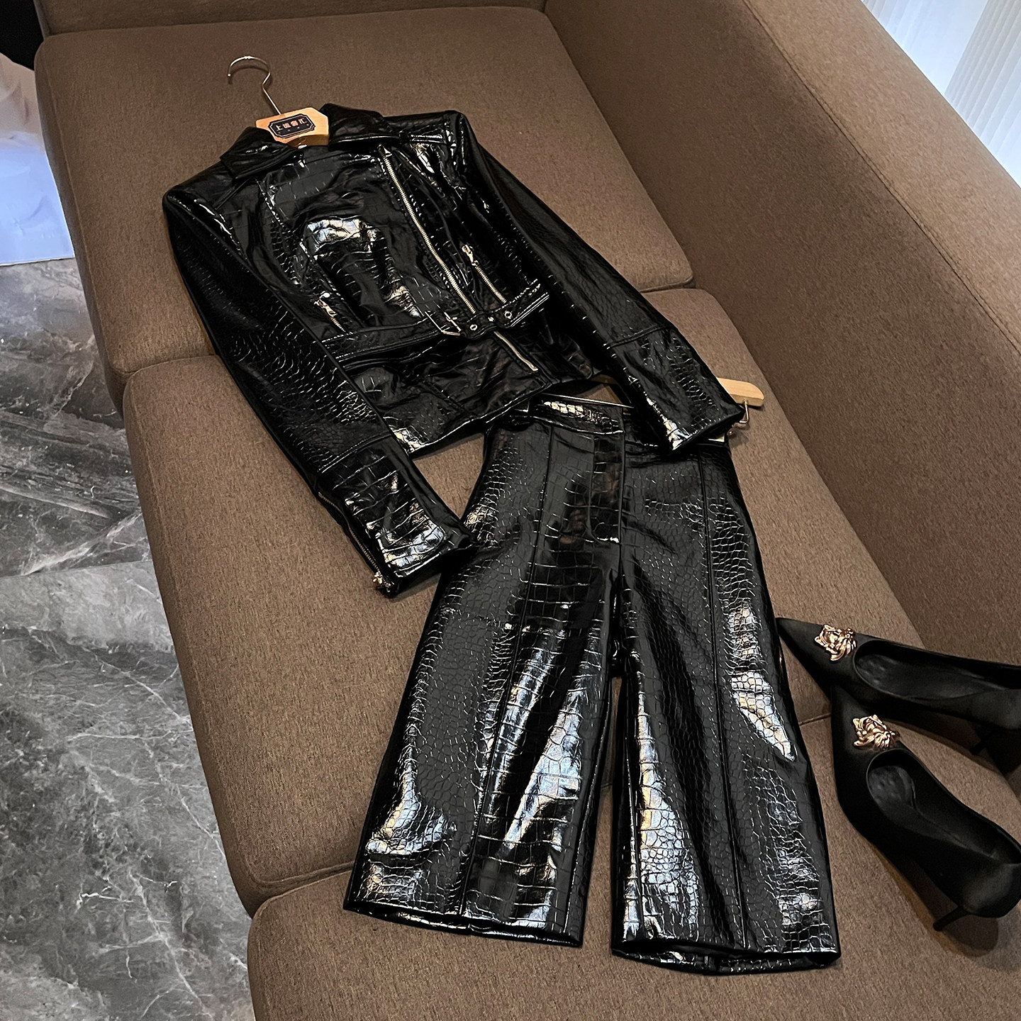 中性风时尚套装PU机车皮衣修身多拉链设计外套+五分裤气质BZ543
