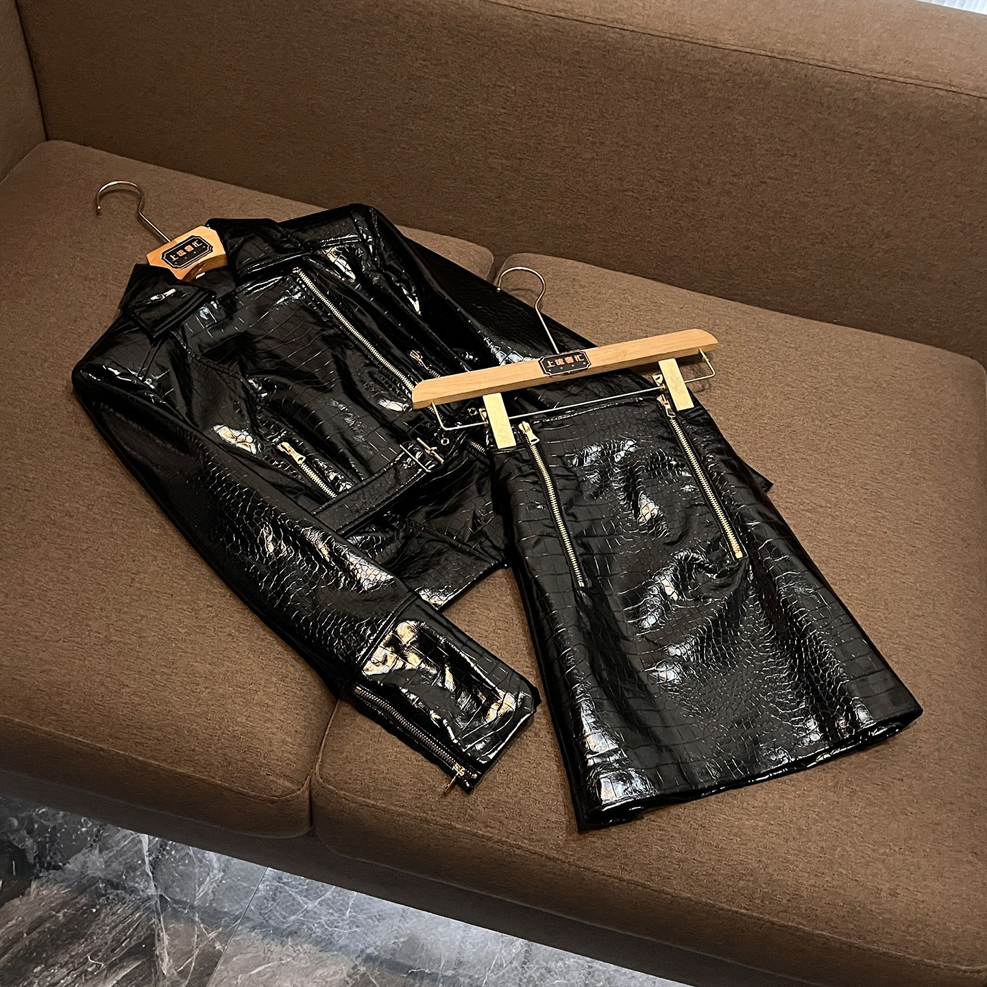 中性风时尚套装PU机车皮衣修身多拉链设计外套+五分裤气质BZ543