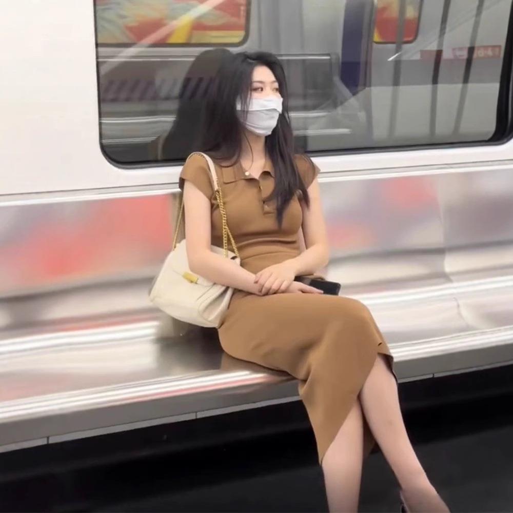 夏季包通勤气质女修身连衣裙气质Polo领裙子过膝设计针织臀感短袖