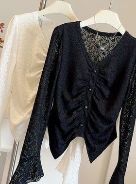 小众高级蕾丝提花V领褶皱喇叭袖不规则上衣早秋新款修身长袖T恤女