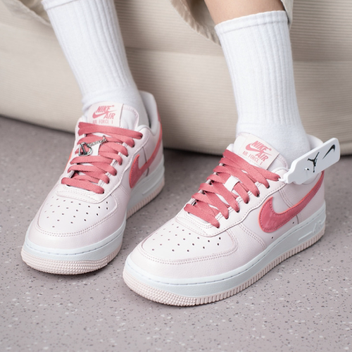 NIKE/耐克女鞋粉色情人节限定空军一号运动鞋低帮板鞋IO8755-600