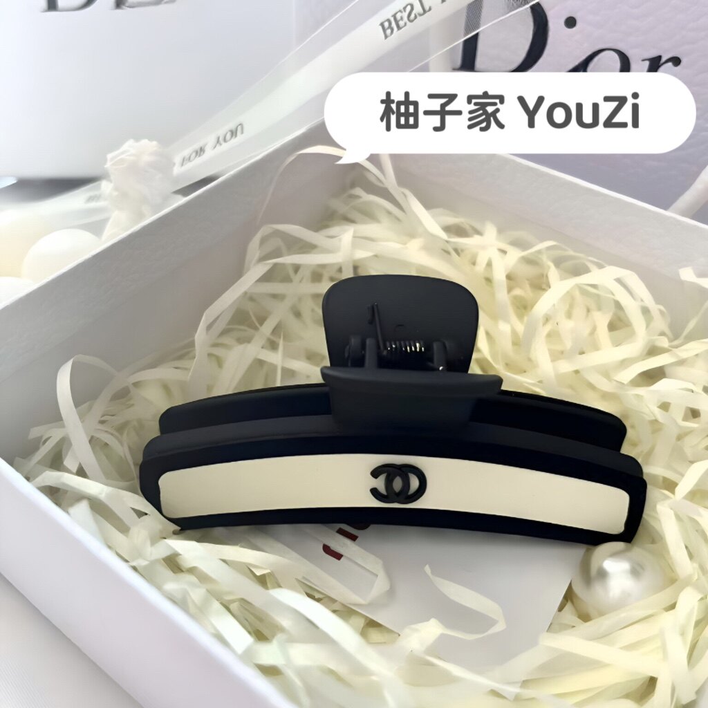 新款小香风发夹皮质轻奢名媛鲨鱼夹简约高品质法式哑光小众设计女