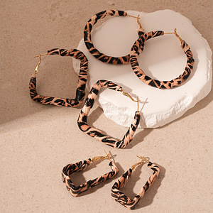 美拉德风人造皮革豹纹几何耳圈银针耳环复古小众气质高级感耳饰女