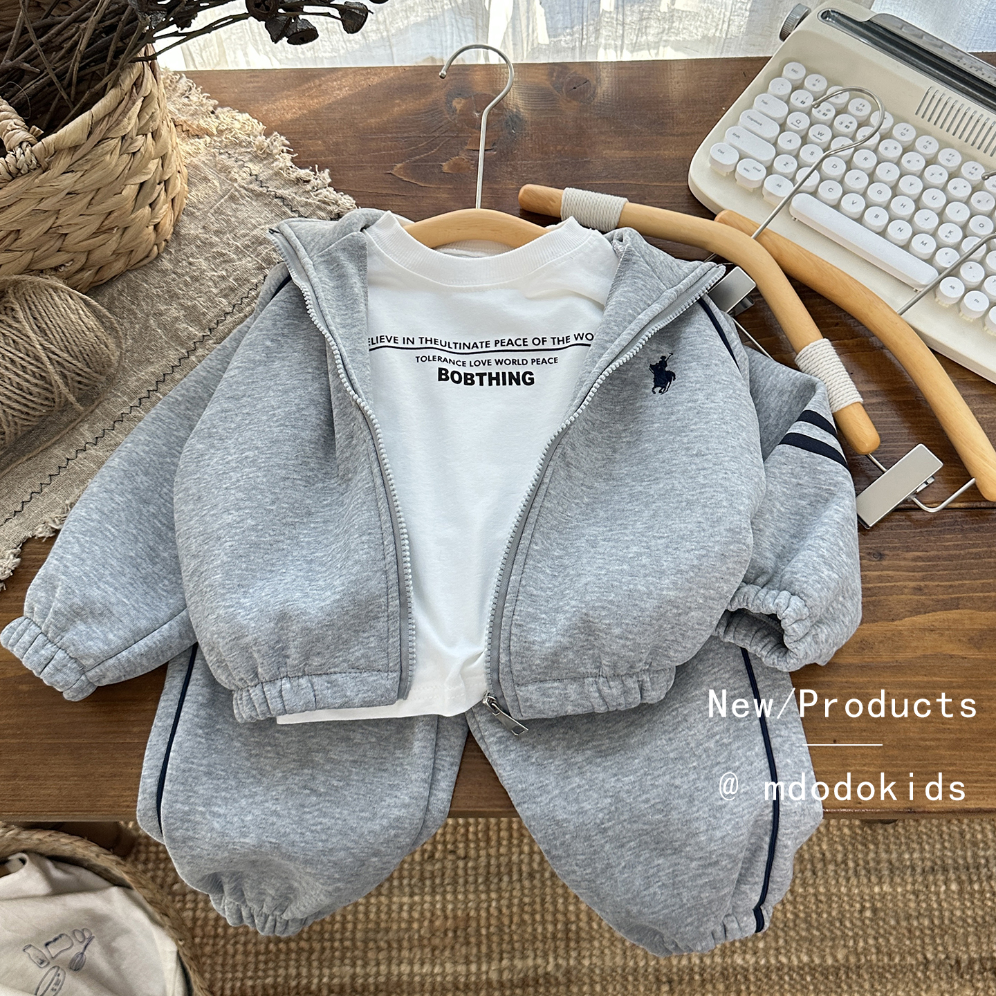 男宝宝卫衣套装秋冬装2025冬季新款加绒加厚运动三件套儿童外出服