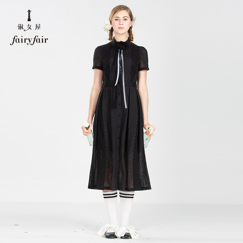 淑女屋2018夏装新款翻领短袖镂空高腰黑色连衣裙胸针长款