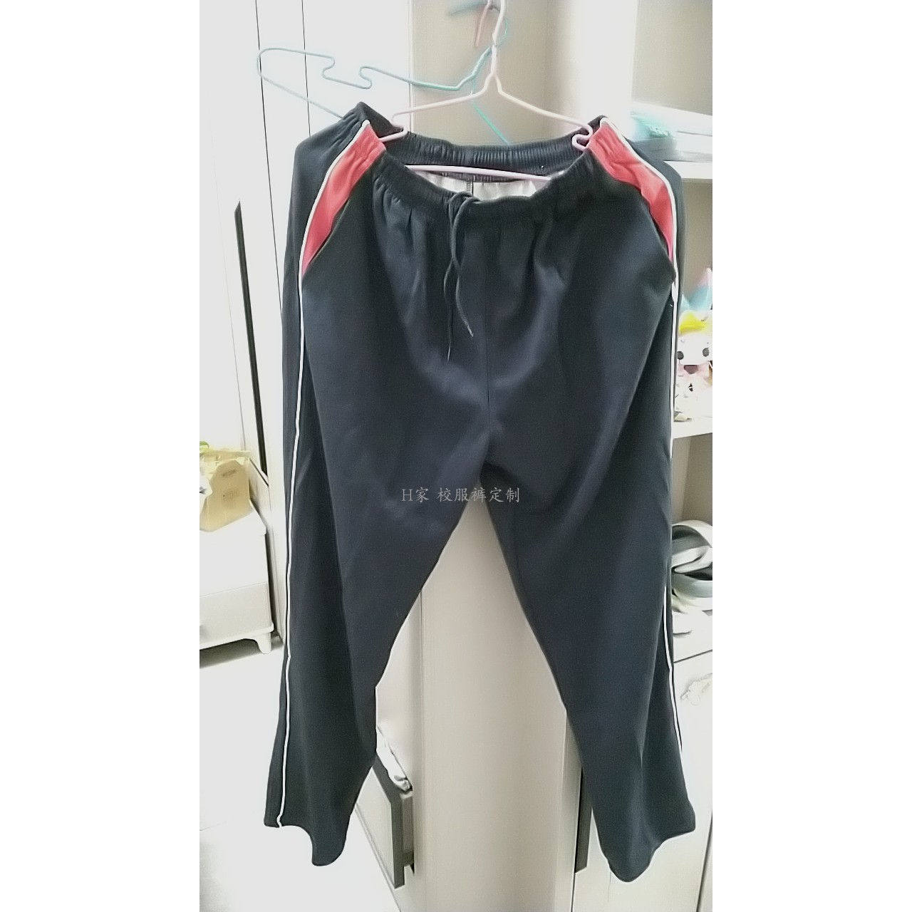 订做福安市城阳镇四季深蓝色校服运动裤子侧边反光条拼红三角加绒