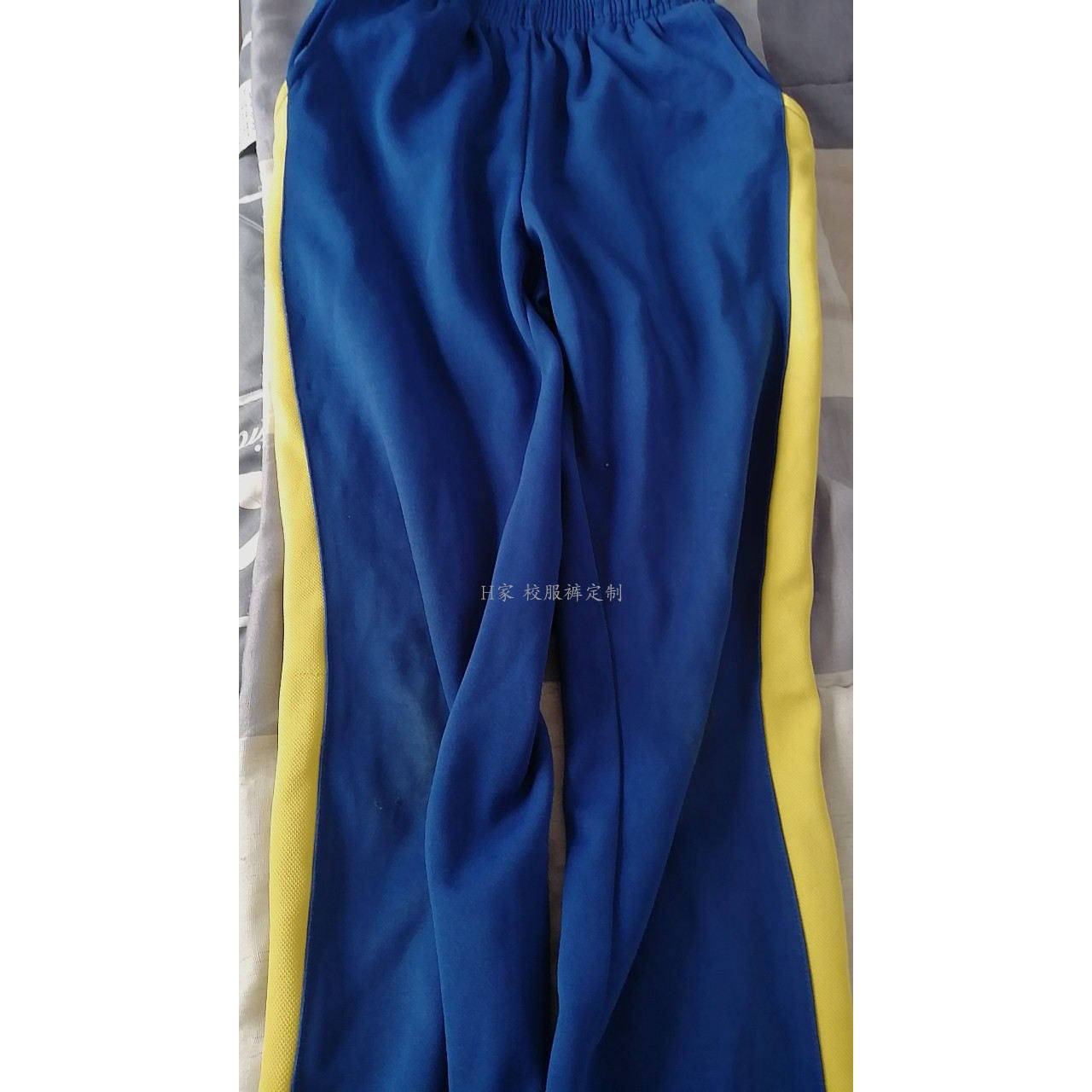 订做曲靖麒麟区寥廓街宝蓝色校服运动裤子拼黄条散口直筒四季班服