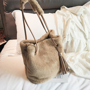 韩版百搭毛绒水桶包