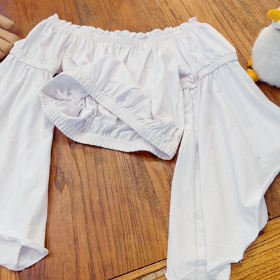 可露肩度假风阔袖高腰小上衣