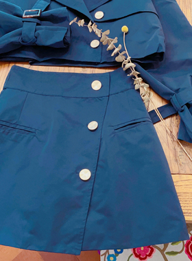 rom2内衬裤子 复古藏蓝色个性设计感三粒扣 学院风高腰显瘦半身裙