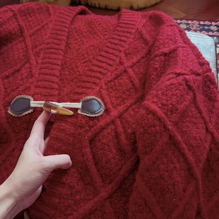 日系复古红色森女田园风长款 牛角扣 毛衣 浮雕棱形格 rom2高品质