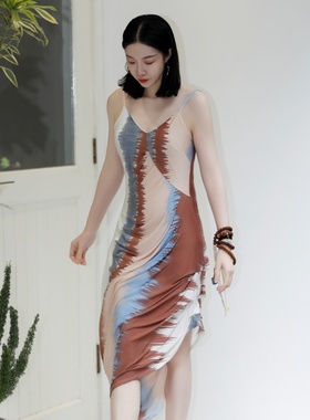 纪小白度假吊带裙复古V领吊带连衣裙女夏季2025新款性感漏背法式