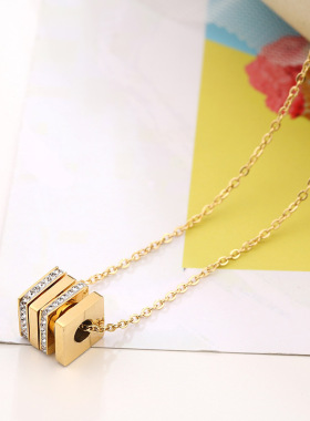 钛钢满钻四方柱18K金吊坠锁骨链