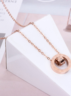 双环罗马数字镶钻钛钢吊坠项链