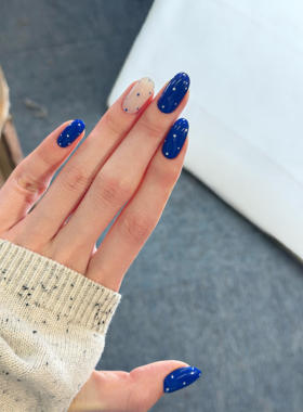 纯手工穿戴甲短款克莱因蓝色波点美甲白色贴片简约显白高级感学生