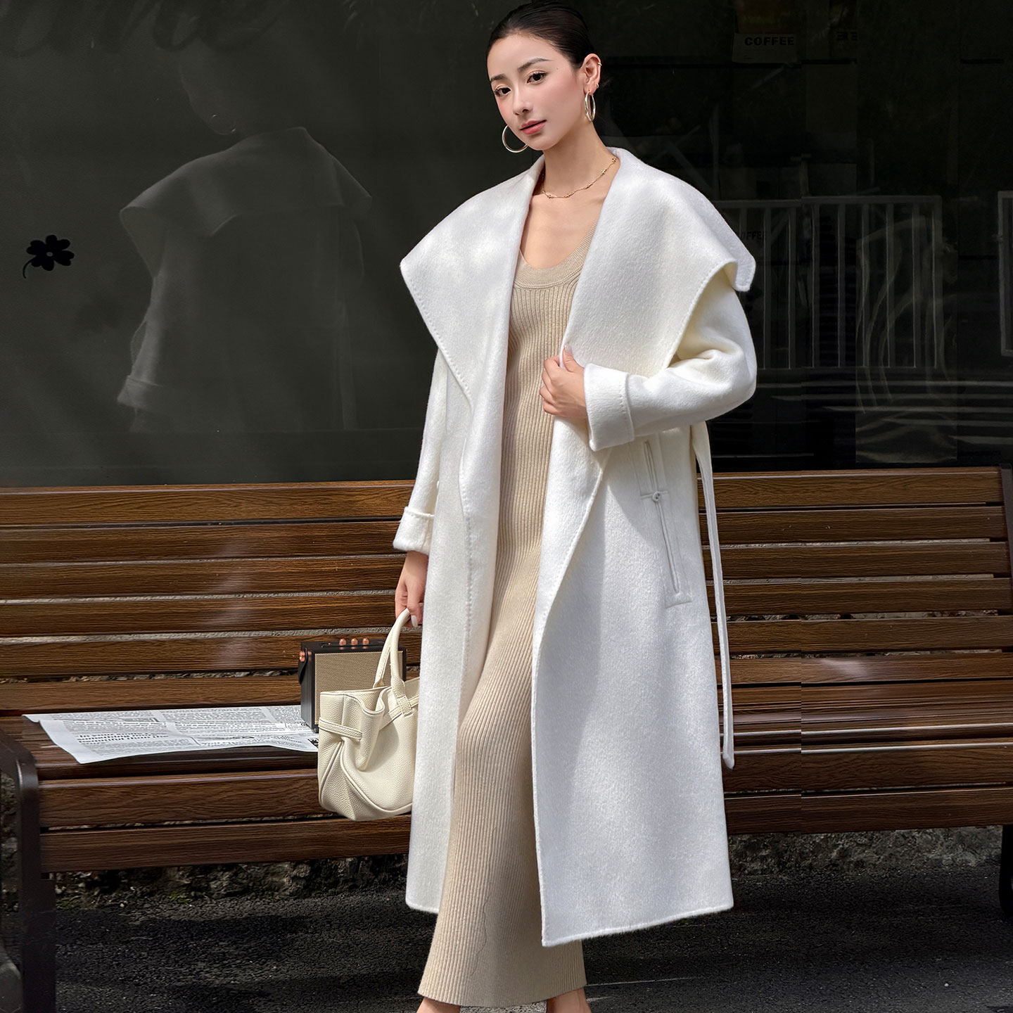 老钱风白色大翻领长款毛呢大衣女