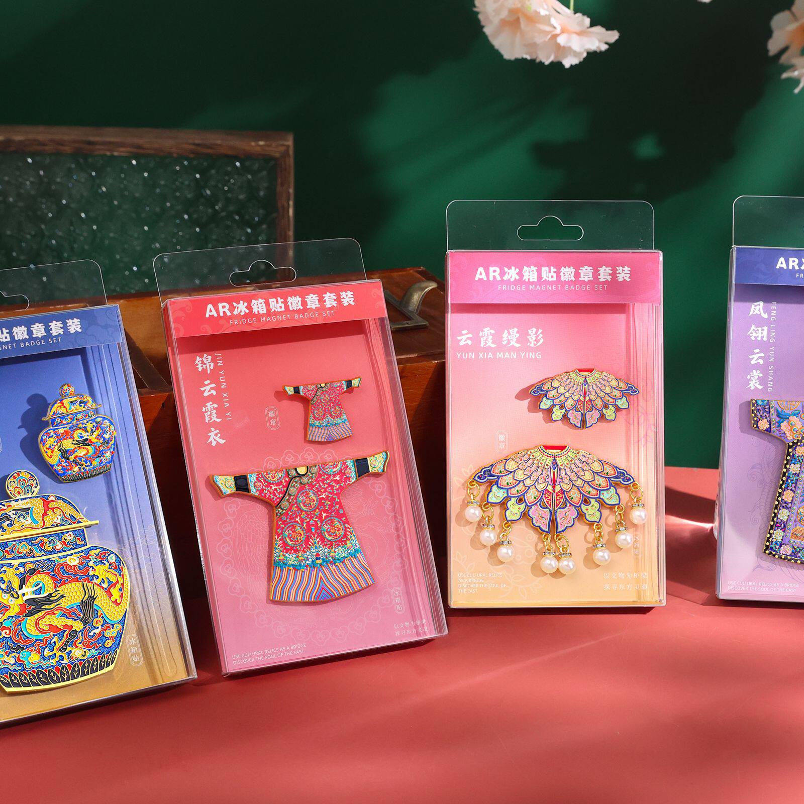 山城文创/故宫博物馆国宝云肩徽章冰箱贴龙凤袍旅游纪念品套装