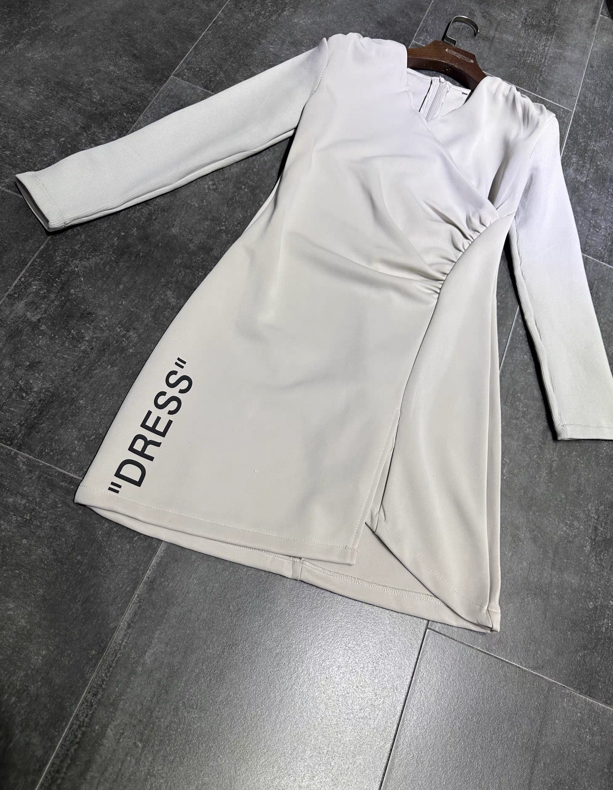 春秋修身V领前收褶中长连衣裙