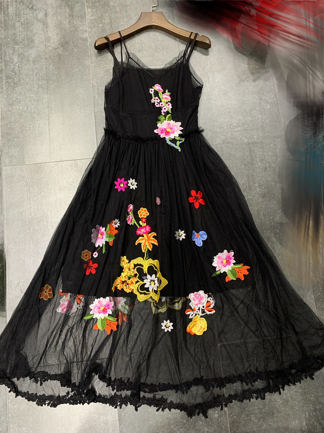 经典黑色吊带网纱刺绣贴花中长裙