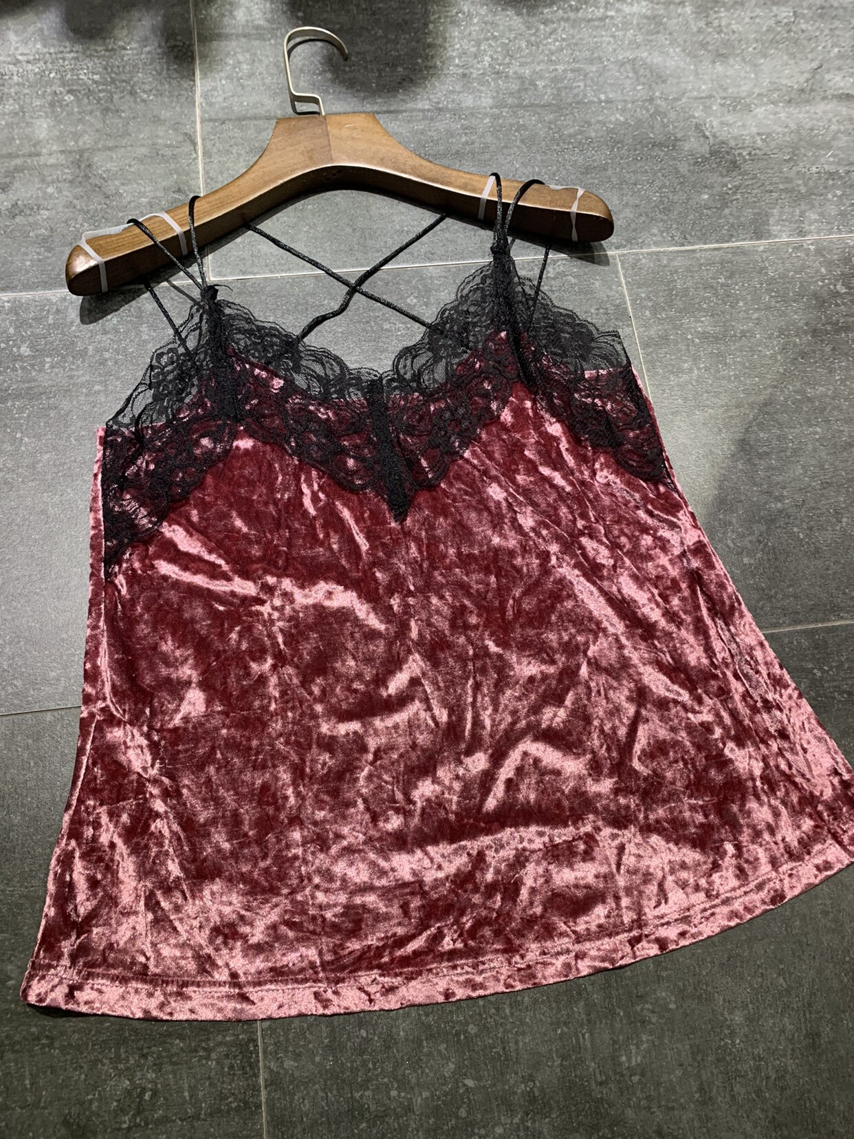 粉色金丝绒吊带背心中短