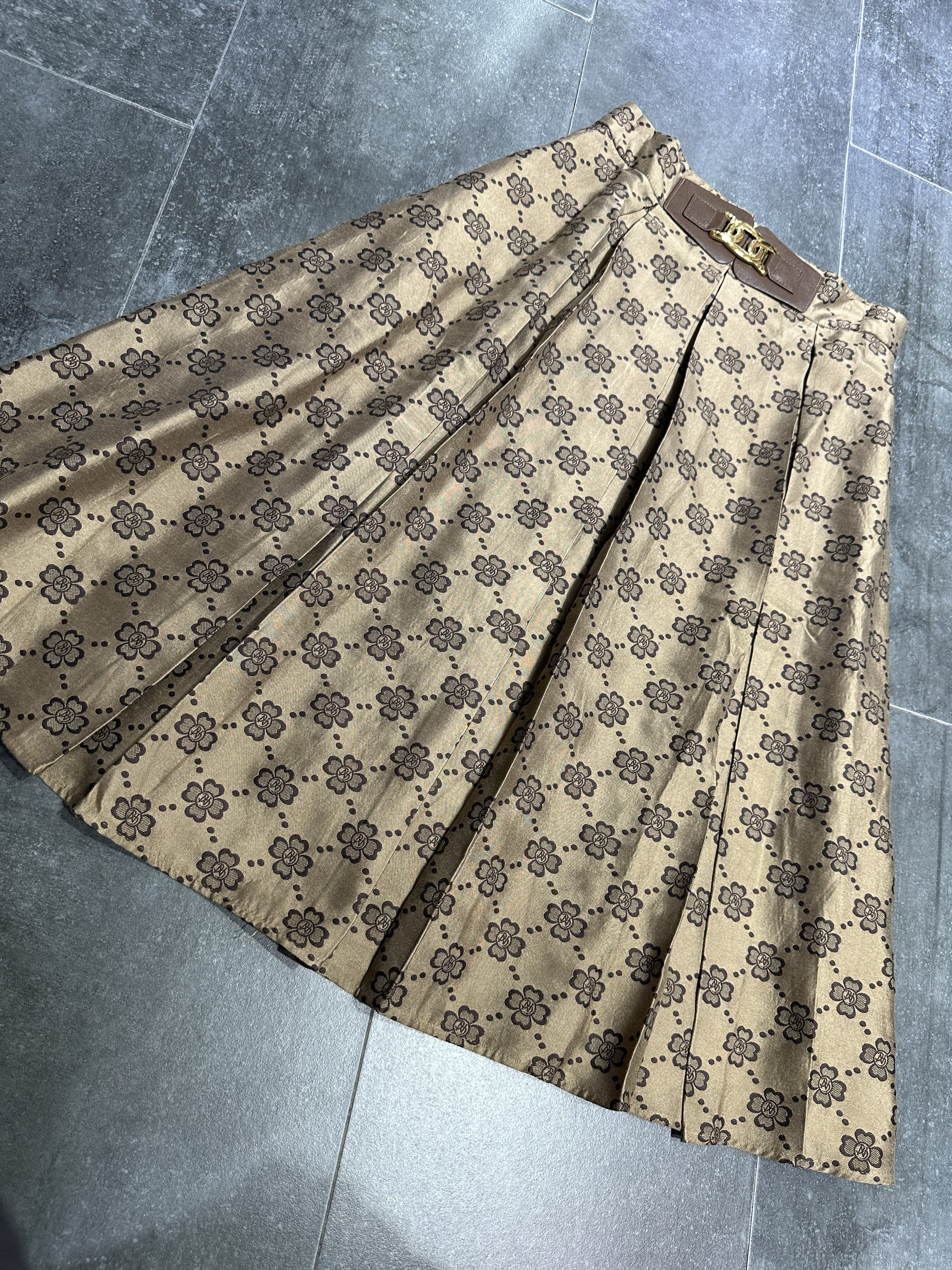 卡其碎花收褶A字摆半身裙