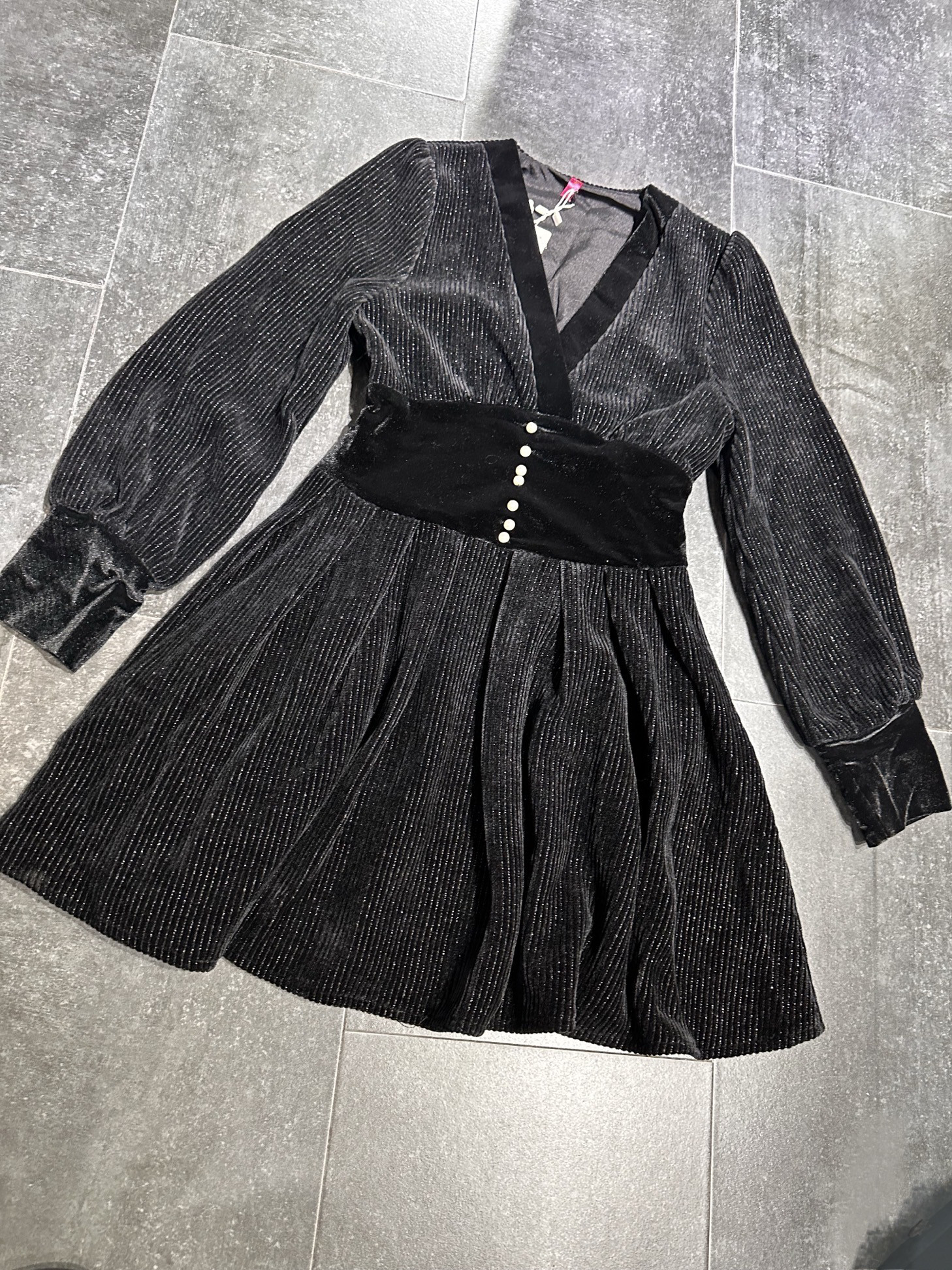 秋冬灯芯绒V领收腰显瘦A字摆中短连衣裙