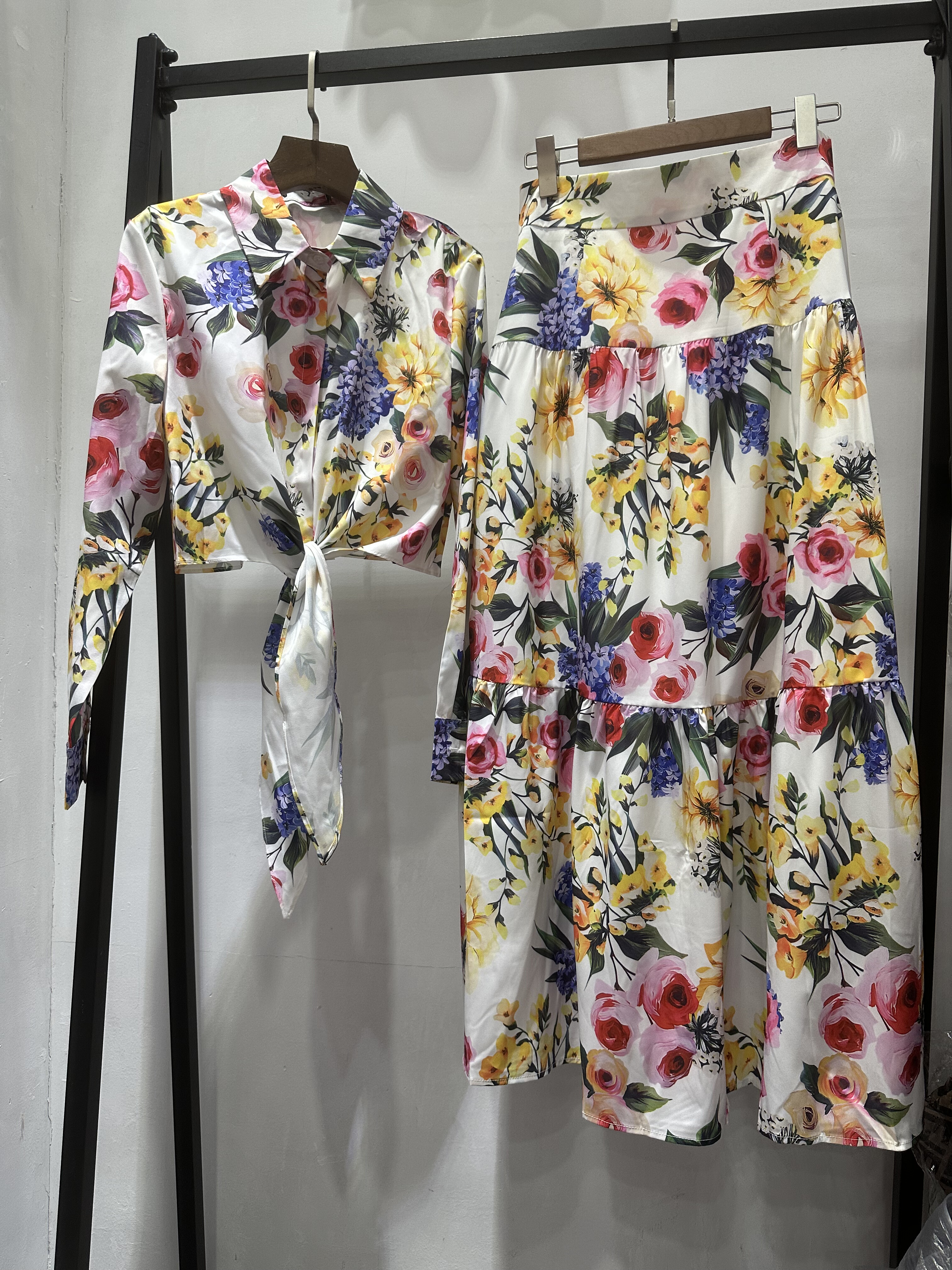 春夏白色底花朵印花上衣十半裙套装