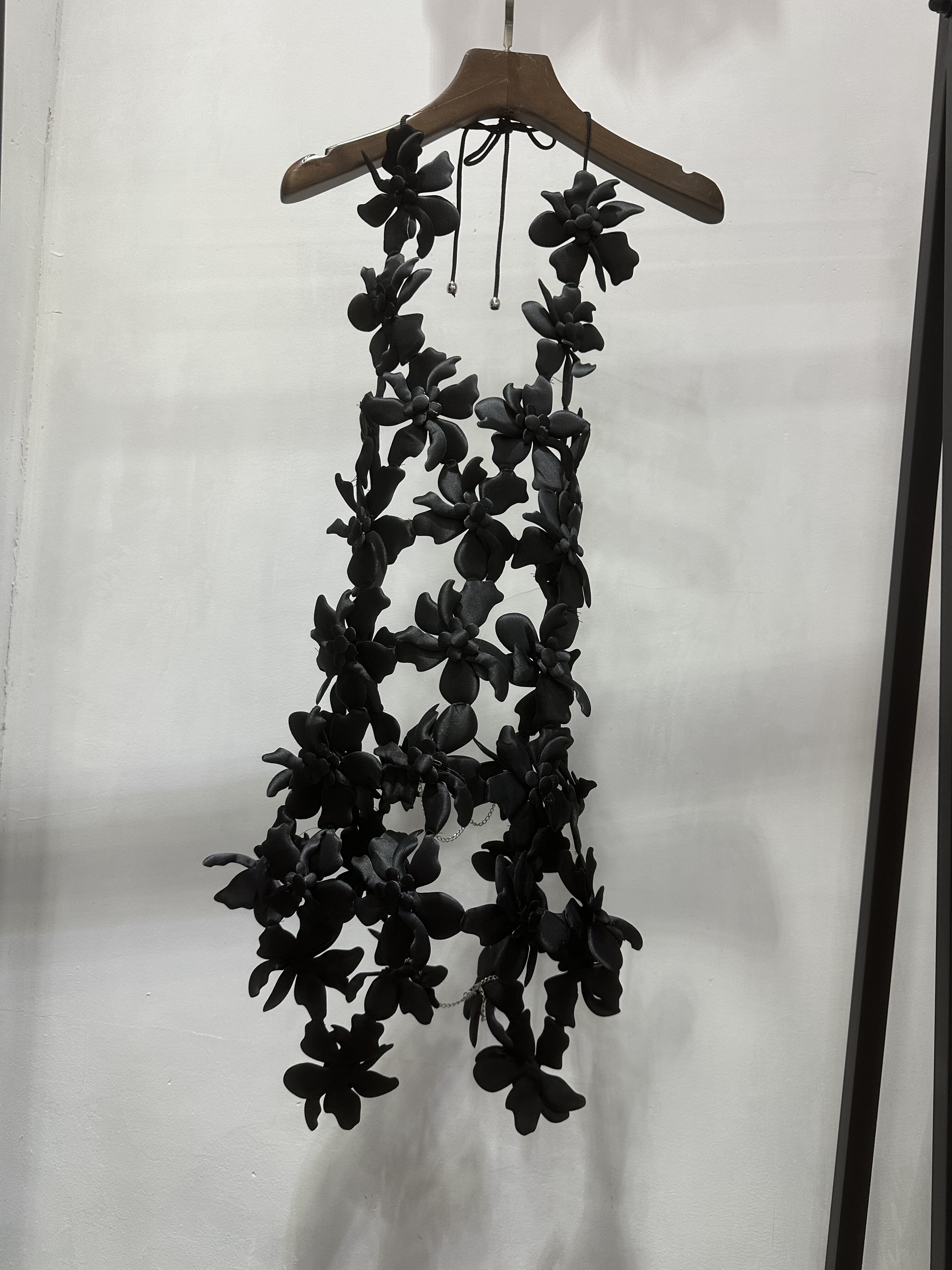 黑色花朵拼接肚兜式挂脖露背上衣