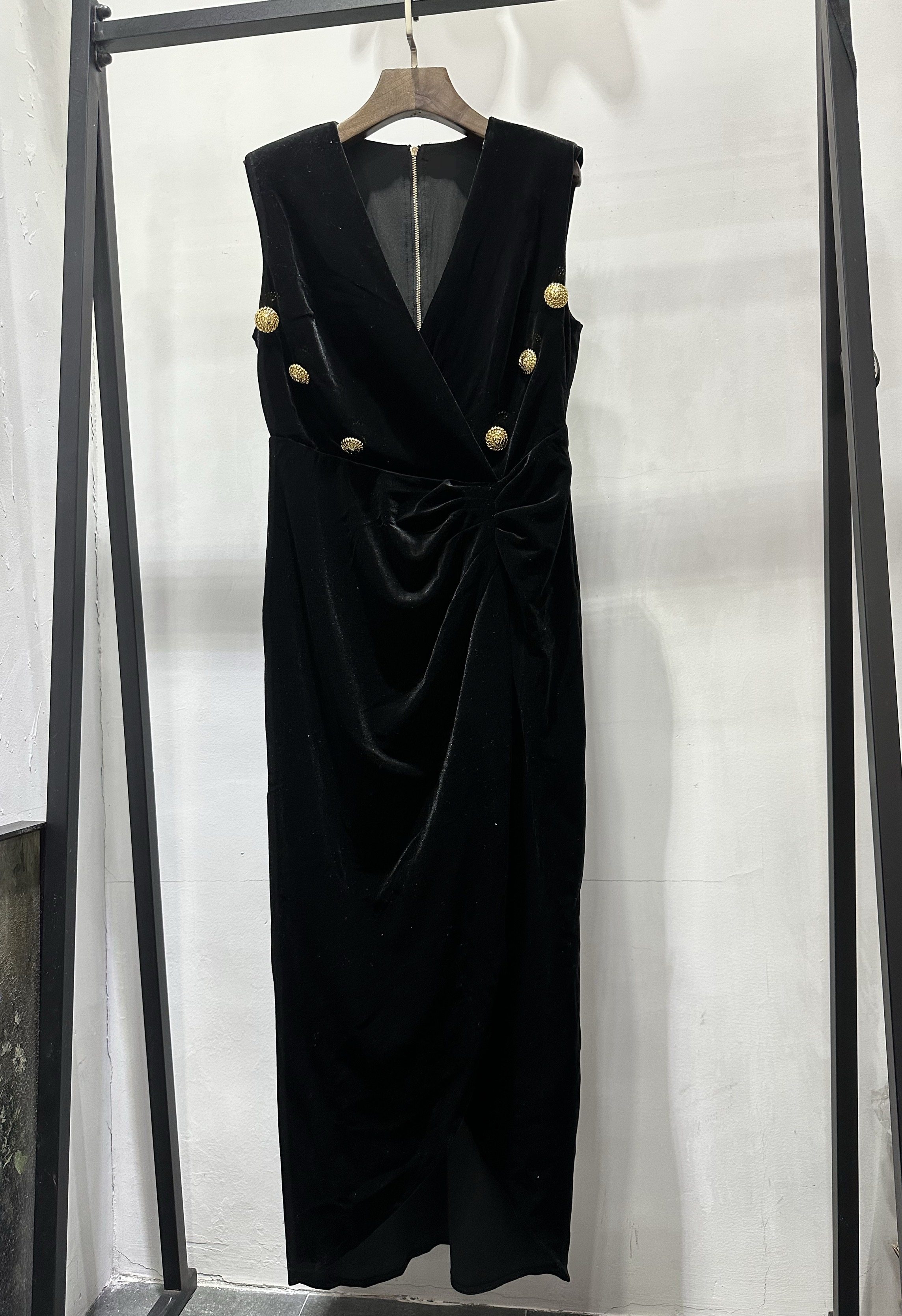 黑色丝绒金属扣V领前开又无袖长款连衣裙