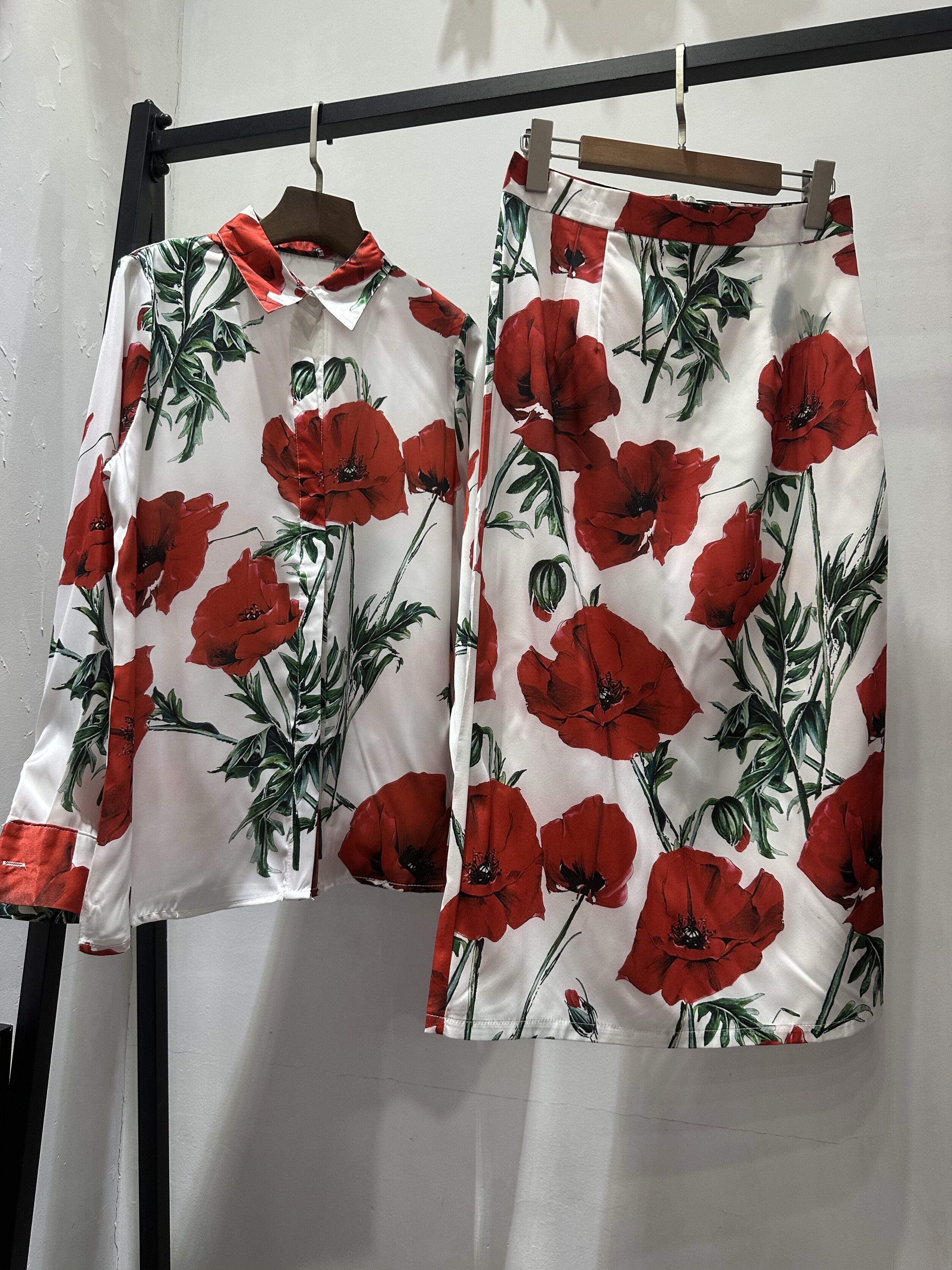 夏季红色印花上衣十半身裙／裤子套装