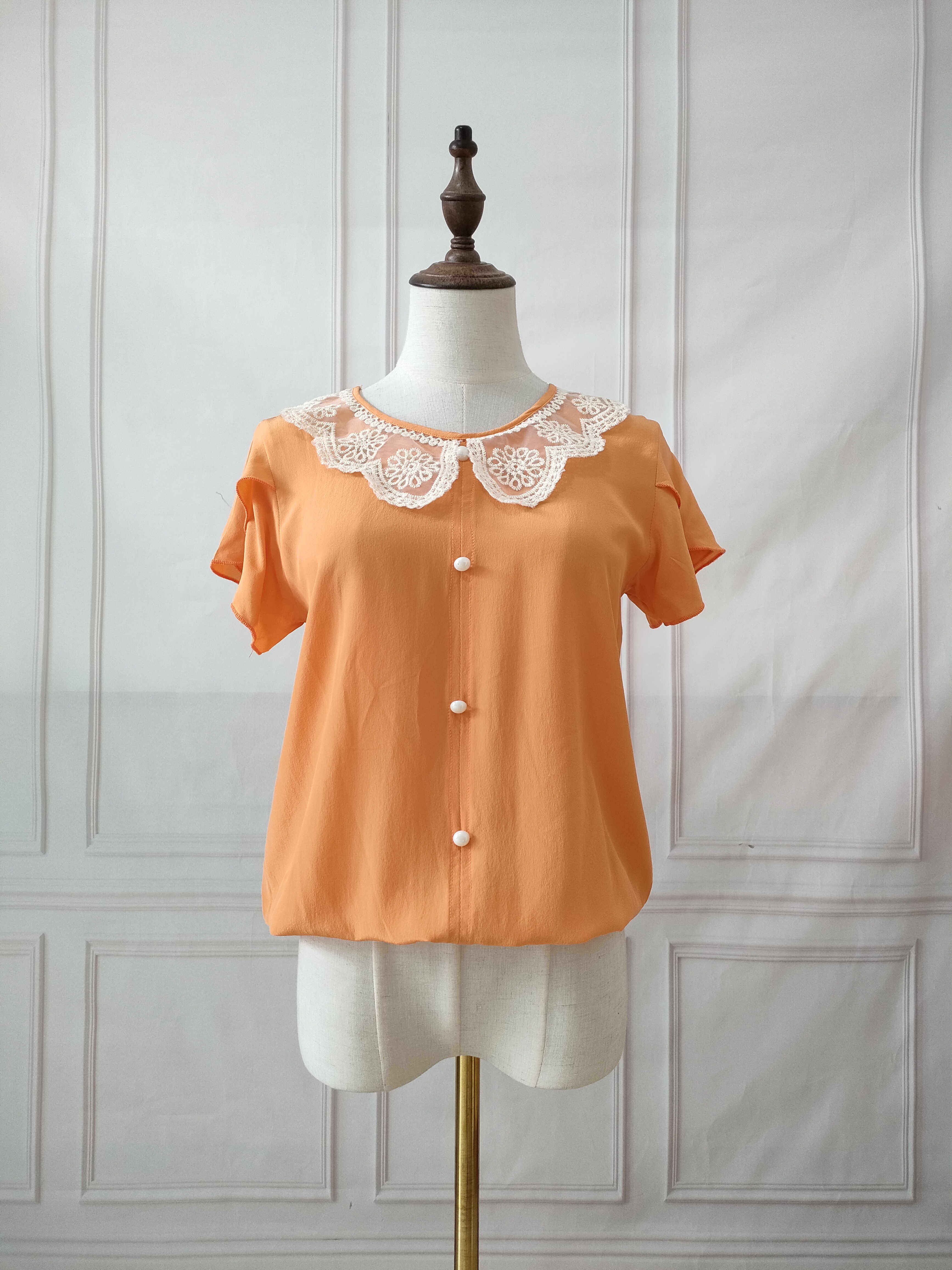 出口打样样板衣 精致白蕾丝娃娃领前纽扣装饰纯真丝娃娃衫上衣